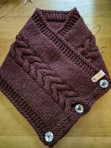 Gestrickter knopfschal mit - gestrickter,